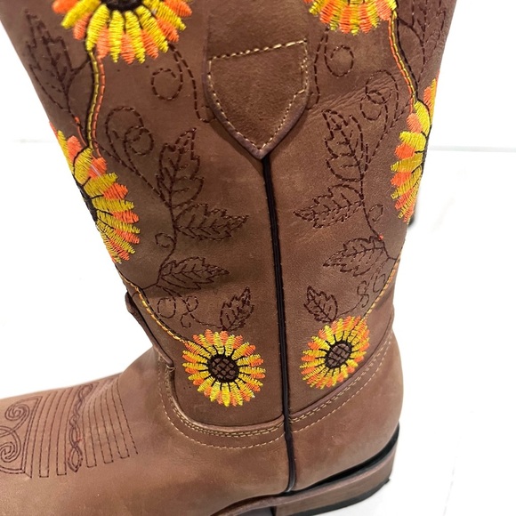 Brown Cowboy Boots with Sunflower Embroidery 5.5 - Picture 6 of 11